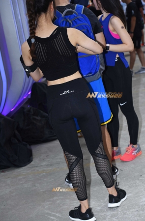 两个紧身裤妹子