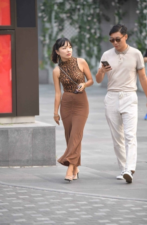 街拍丰腴健硕美臀成熟姐姐