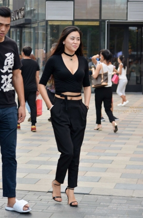 极品高跟露腰mm