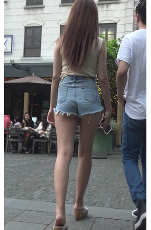 牛仔热裤小姐姐