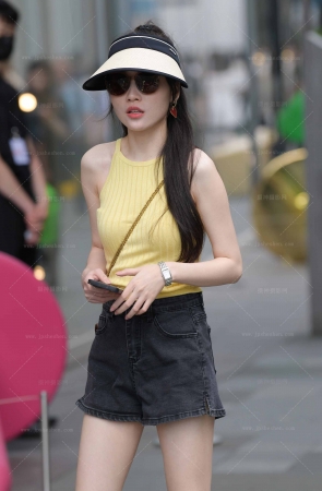 23528-10=77√街拍热裤美腿小姐姐 14P