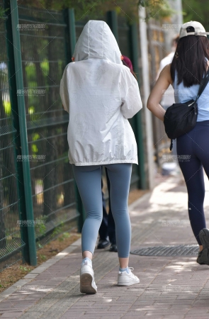 苗条紧身裤美女