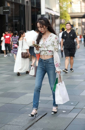 搭讪逛街购物的牛仔美眉