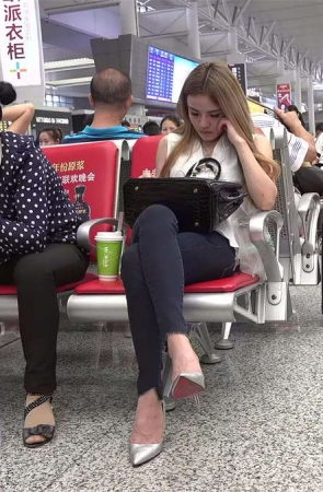 来点不一样的风味：漂亮金发女孩的纯粹超高跟诱惑