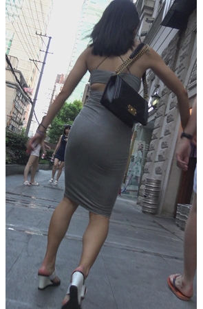 灰色紧身包臀裙妹子