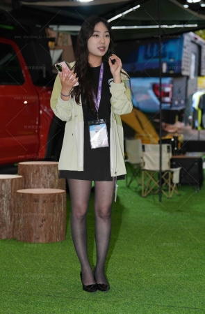 苏州改装展之卖力讲解的黑丝主播45P 8P