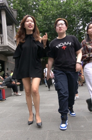 性感大长腿高跟鞋美妇