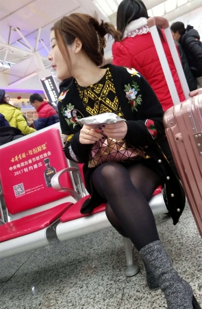 高铁站拍摄黑色丝袜包臀裙白肤妹子