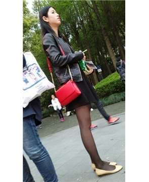 4k超清，气质短裙黑丝长腿美女在街头等密友逛街