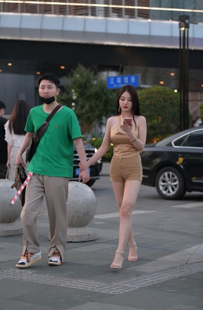 丰满的紧致热裤美女