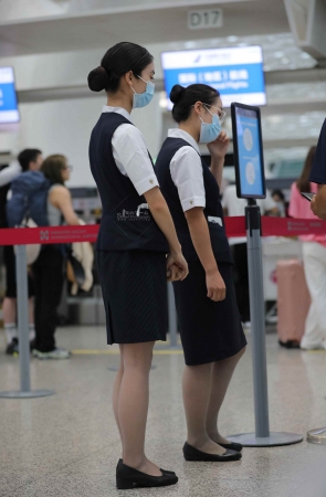 【街拍心灵】机场地勤灰丝街拍制服美腿