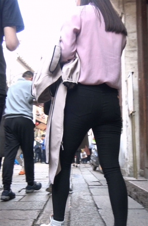 又一位粉毛衣紧身黑裤大圆臀街拍美女