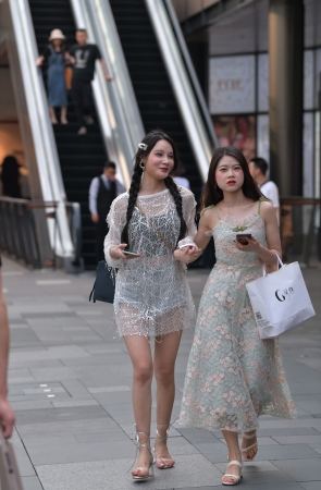 白皙大长腿美女