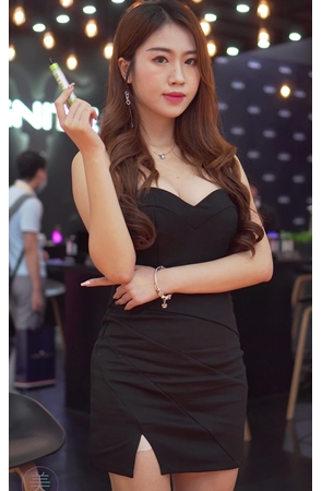 漂亮的黑裙美女