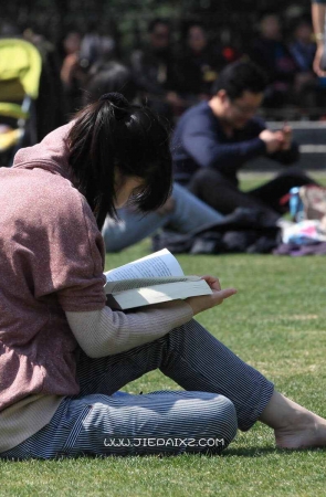 清纯女生草地上的阅读时光
