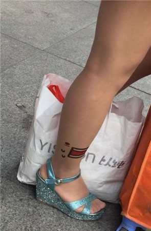 近距离特写美腿丝足破高跟鞋少妇