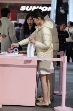 好利来导购小姐姐肉丝身材颜值在线【套图➕视频】 15P