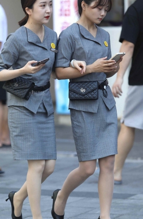 诱惑肉丝街拍高跟OL