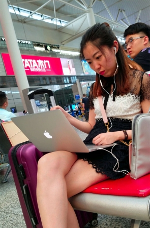 高铁站不忘工作的大长腿美女气质有韵味