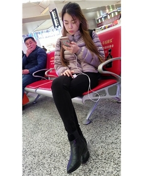 4k-候车室内逆天颜值的美腿女神姐姐