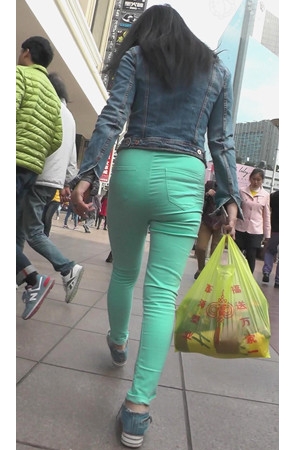 紧身丰腴小姐姐