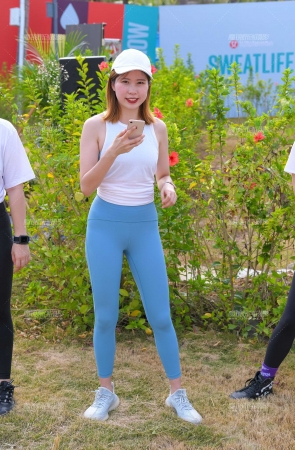 小白帽浅蓝色瑜伽裤