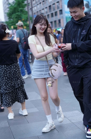 开朗，笑容甜美的小女友