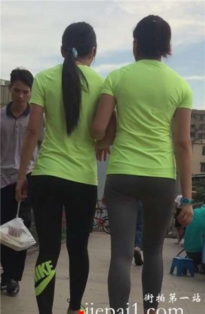 街拍紧身圆臀运动裤美女姐妹一起牵手逛街 [776 MB]