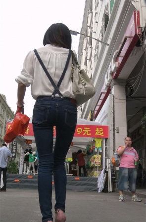 穿背带牛仔裤的妹妹