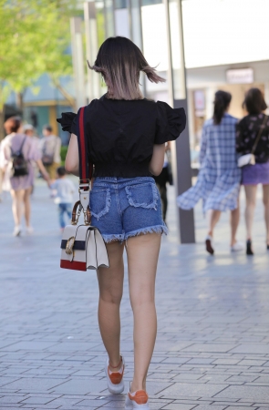 热裤小月牙美眉