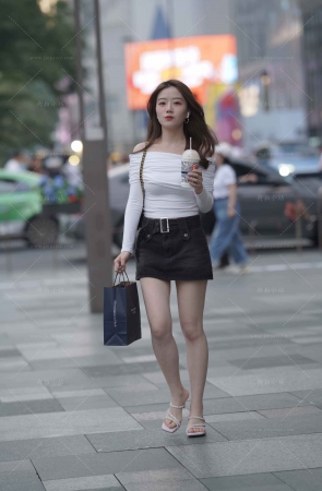 街拍灰色牛仔短裙小姐姐