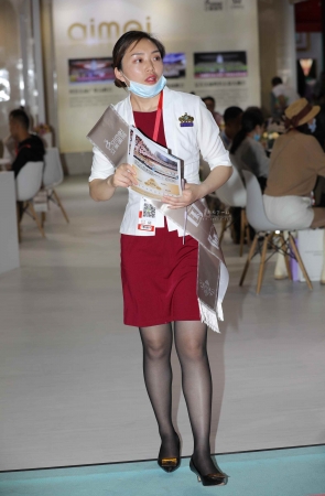 【街拍心灵】医美销 售顾问黑丝制服街拍高跟