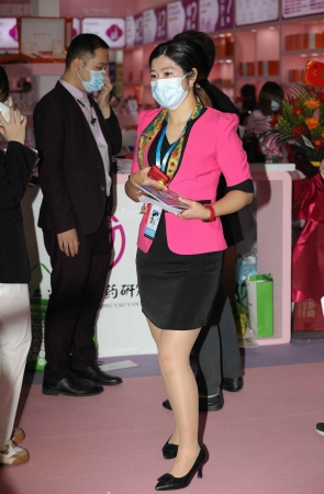 【街拍心灵】医美经理街拍肉丝制服高跟