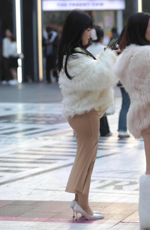 肉丝高跟街拍少妇