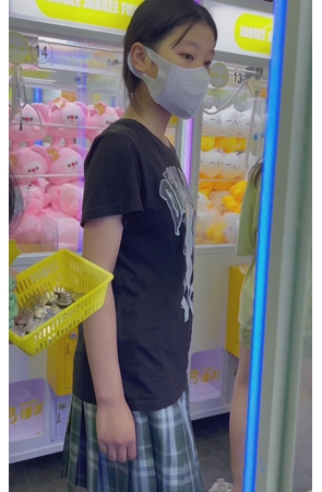 抓娃娃的小姐姐