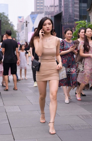 街拍大耳环吊带裙美姐