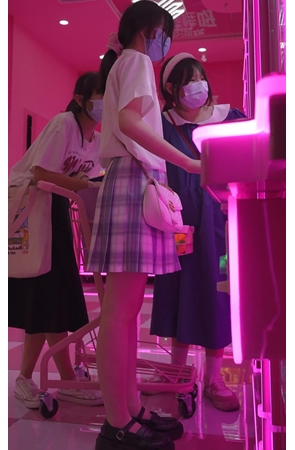 抓娃娃的小姐姐