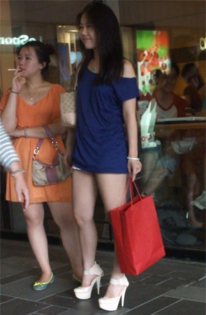 白色超短裤MM的腿好美好性感啊