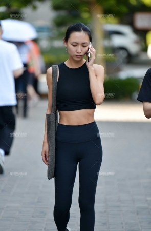 打电话的紧身瑜伽裤美女