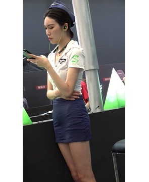 4K 性感制服美腿showgirl美女姐姐 [560 MB]