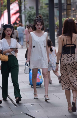 看着乖巧的白裙小妞