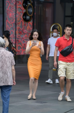 黄色连体包臀裙美女