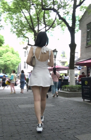 性感好身材白色超短连衣裙白富美