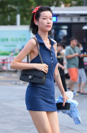 超高长腿包屯裙小姐姐