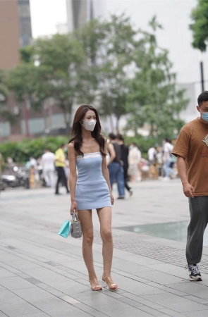 一字抹胸装包臀裙美女