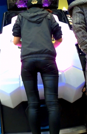 黑色紧身宽臀学生妹