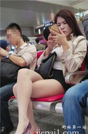 4k-高铁站候车室内的大长腿美女，颜值爆表。