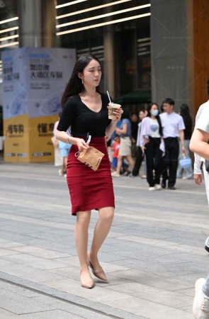 街拍红色包臀裙，丝腿小姐姐