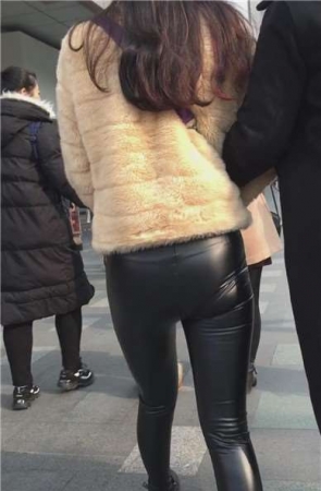 紧身皮裤翘臀美眉乖巧可人 [187 MB]