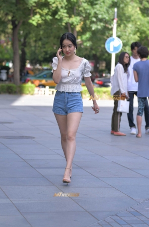 爱笑的长腿高跟美女